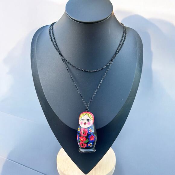 Painted Matryoshka Wooden Russian Nesting Doll Pendant Necklace Black Chain Vtg - Picture 2 of 5